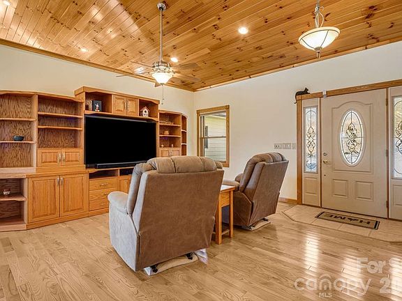 2nd image of 20 Stony Crest Dr