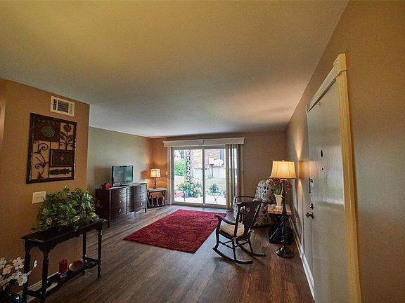 5th image of 857 Dumont Pl APT B