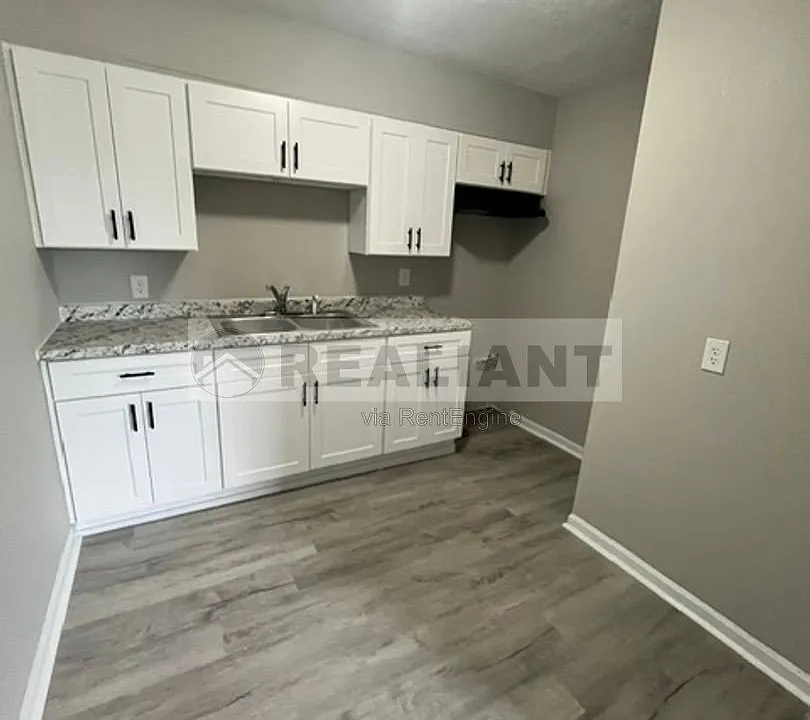 32 Mary St #7