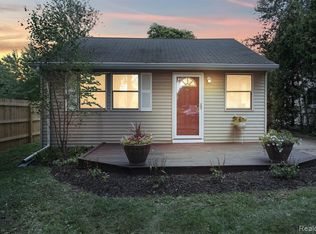 4040 Chenlot Ln, Waterford, MI 48328