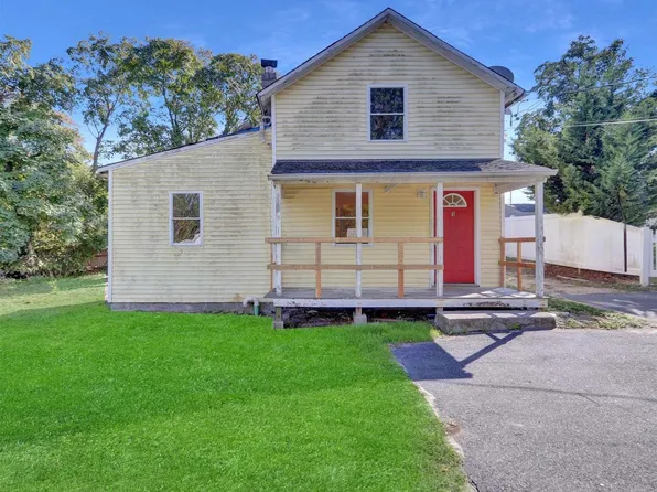 9 Harrison Place, Bay Shore, NY 11706