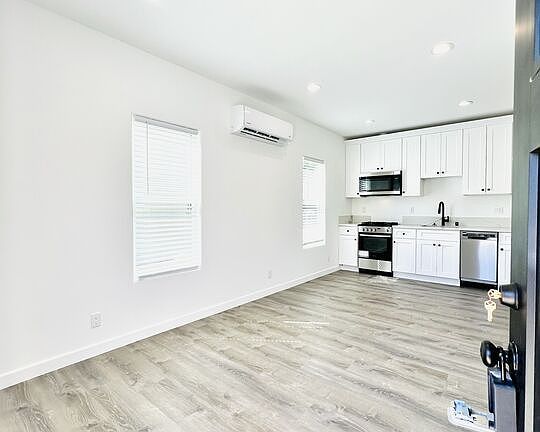 2nd image of 285 1/2 W Montecito Ave