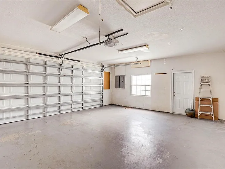 2208 Hampstead Ct — Photo 45