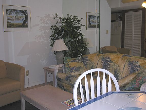 Living/Dining Area w/mirrored Wall