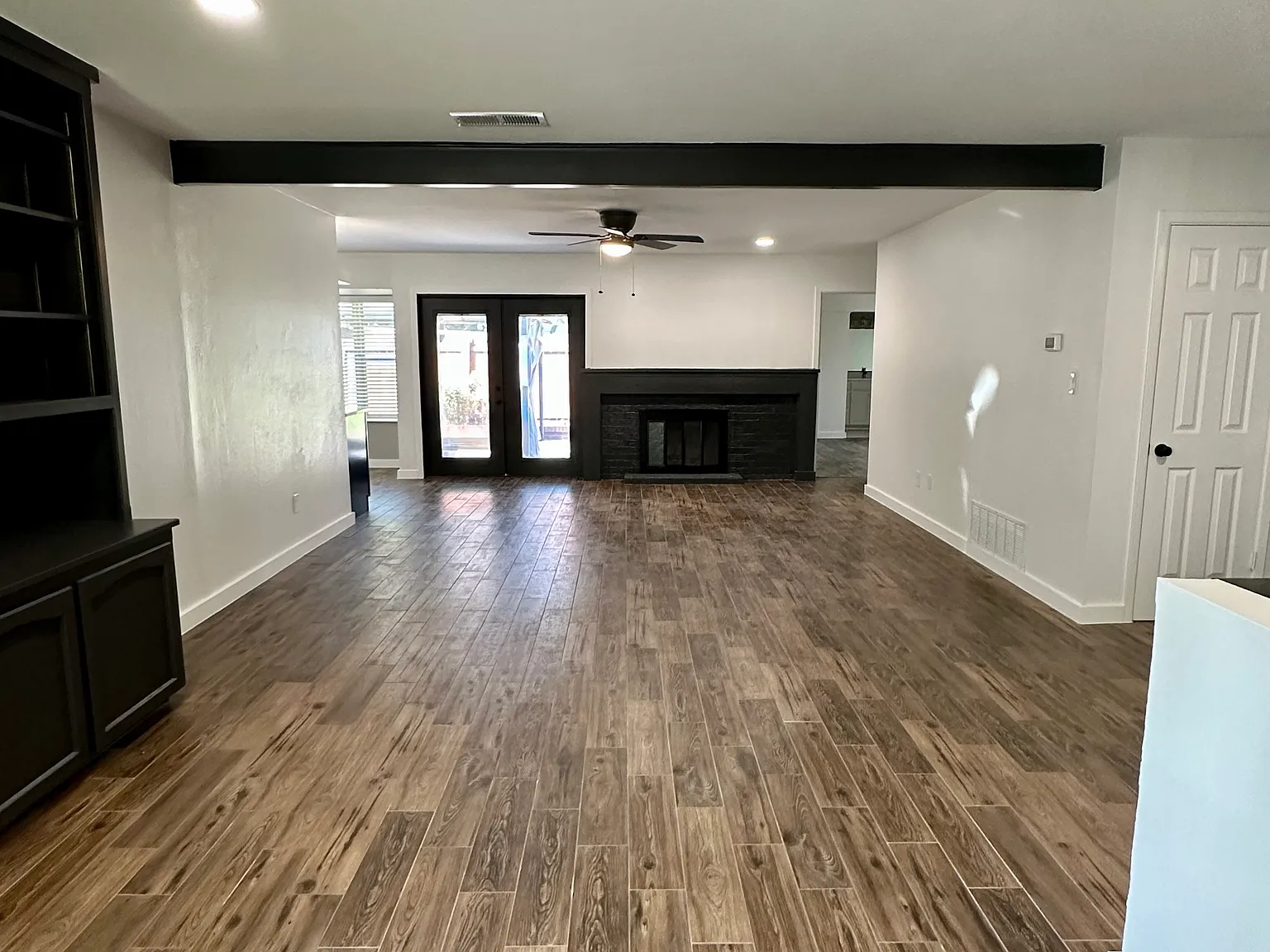 120 Lakeway Dr — Photo 3