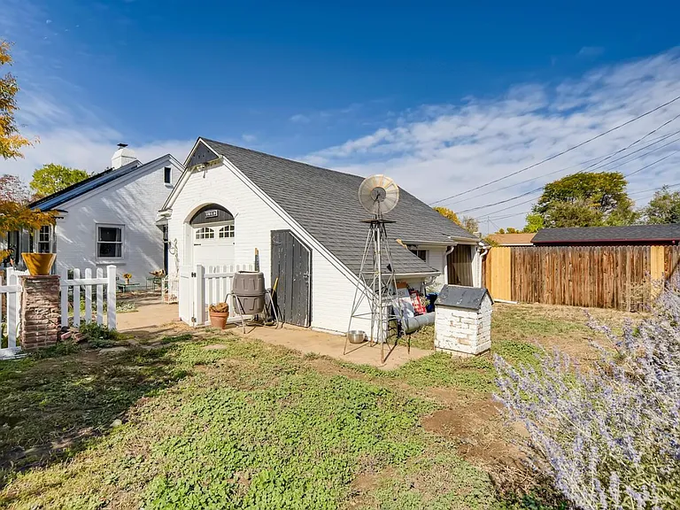 Additional fenced in side yard, next to he garage