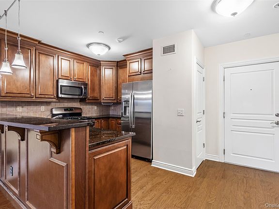4th image of 101 Sheldrake Place #20