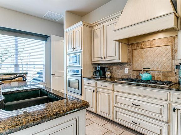 4th image of 2141 Ravenwood Dr