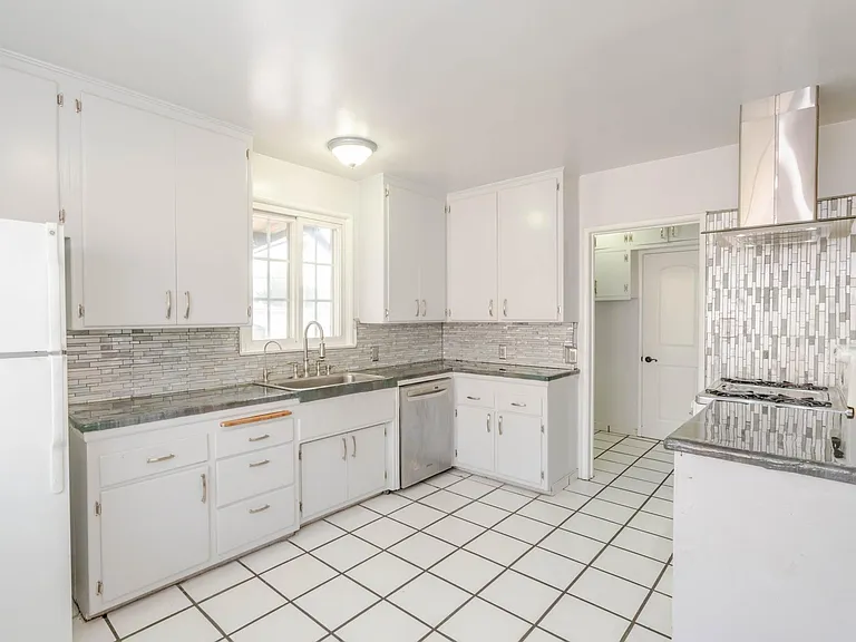 6240 Cahuenga Blvd — Photo 5