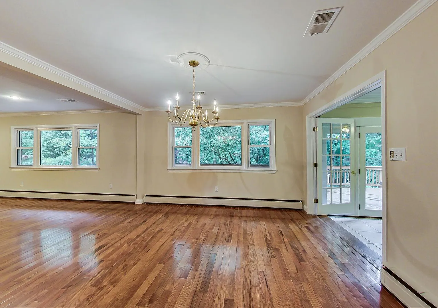 Spacious 3BR/3BA Retreat Backing to Nature in Quiet Silver Spring Cul-de-Sac — Photo 3