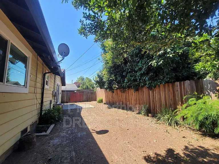 1019 Wallace St — Photo 16