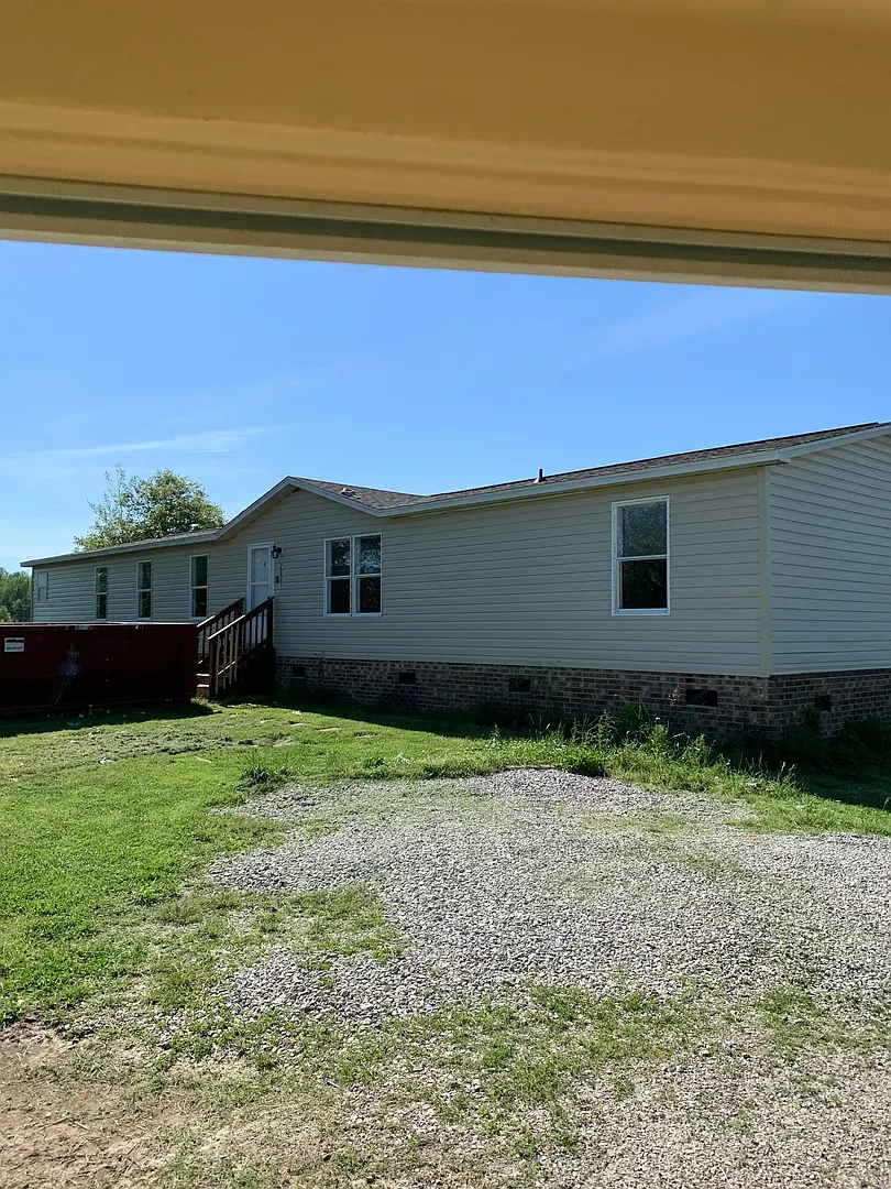 Large Four Bedroom house on nearly an acre — Photo 3