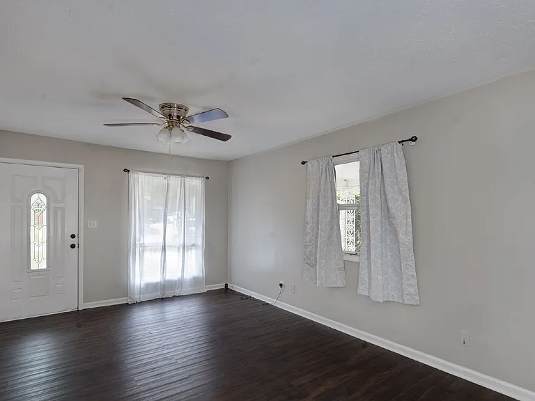 4527 Fairview Dr — Photo 2