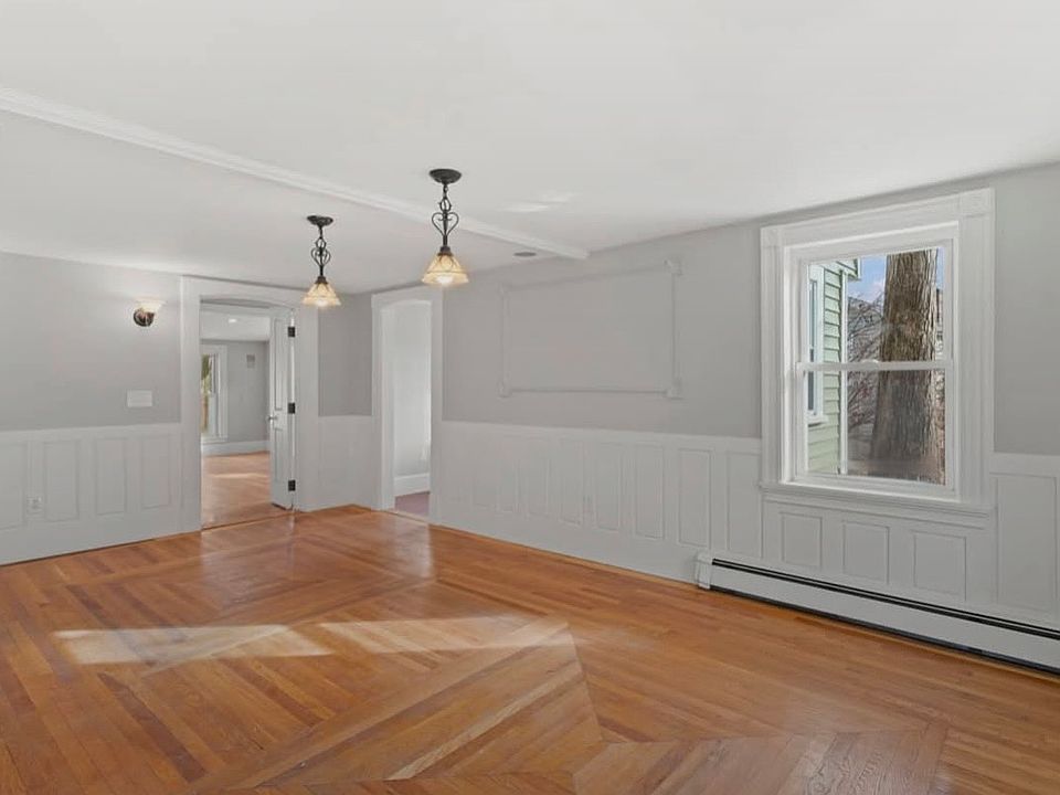 First FlorLiving Room