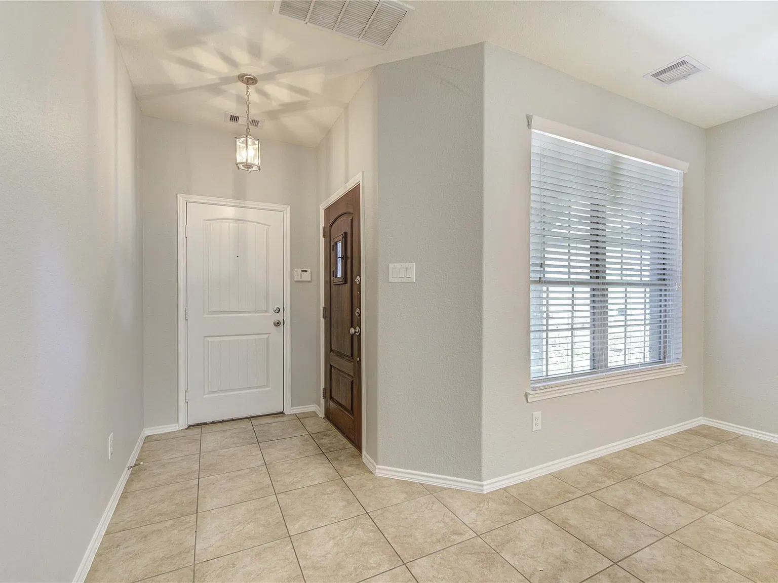 4 bed, 2.5 bath, 2581 sqft, $2,400 — Photo 3