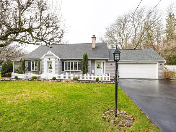 851 Harmon Rd, Penfield, NY 14526
