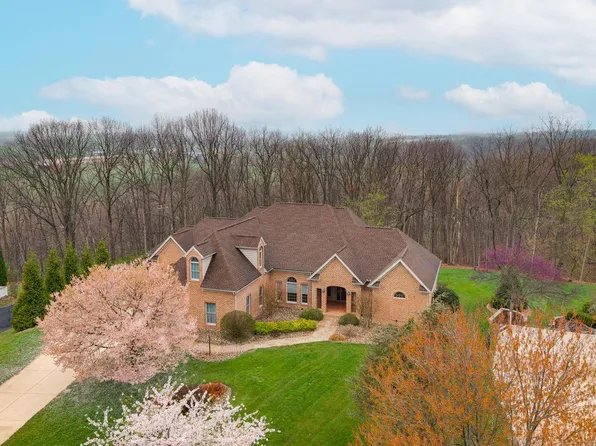 2368 Castlegreen Dr, Greencastle, PA 17225