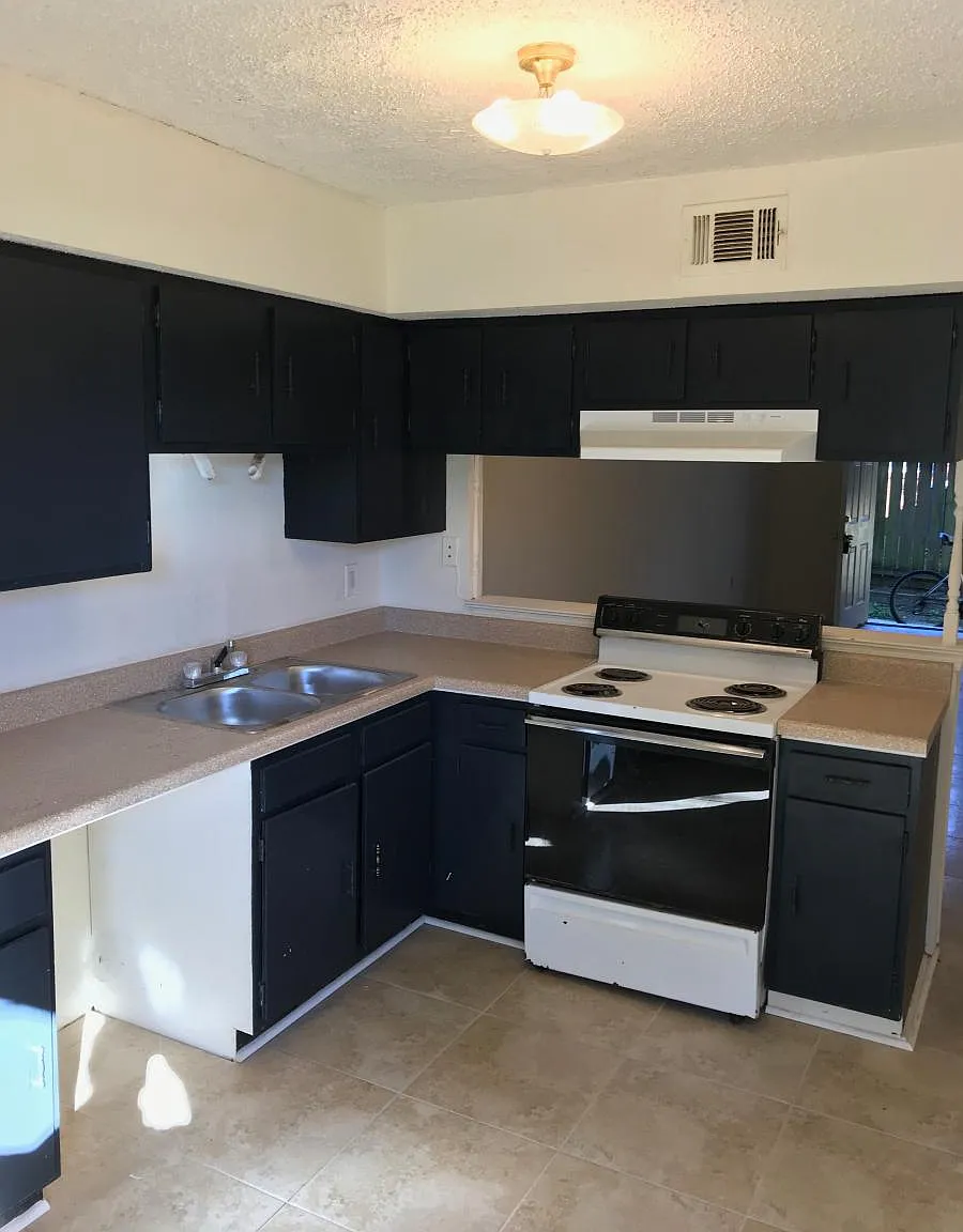 3 bed, 1.5 bath, 1350 sqft, $1,495 — Photo 3