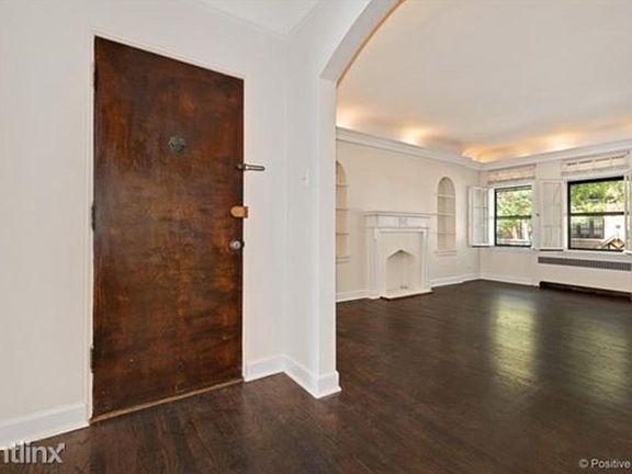 2nd image of 2619 W Glenlake Ave #1C
