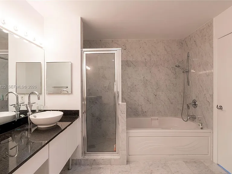 31 SE 5th St #4121 — Photo 13