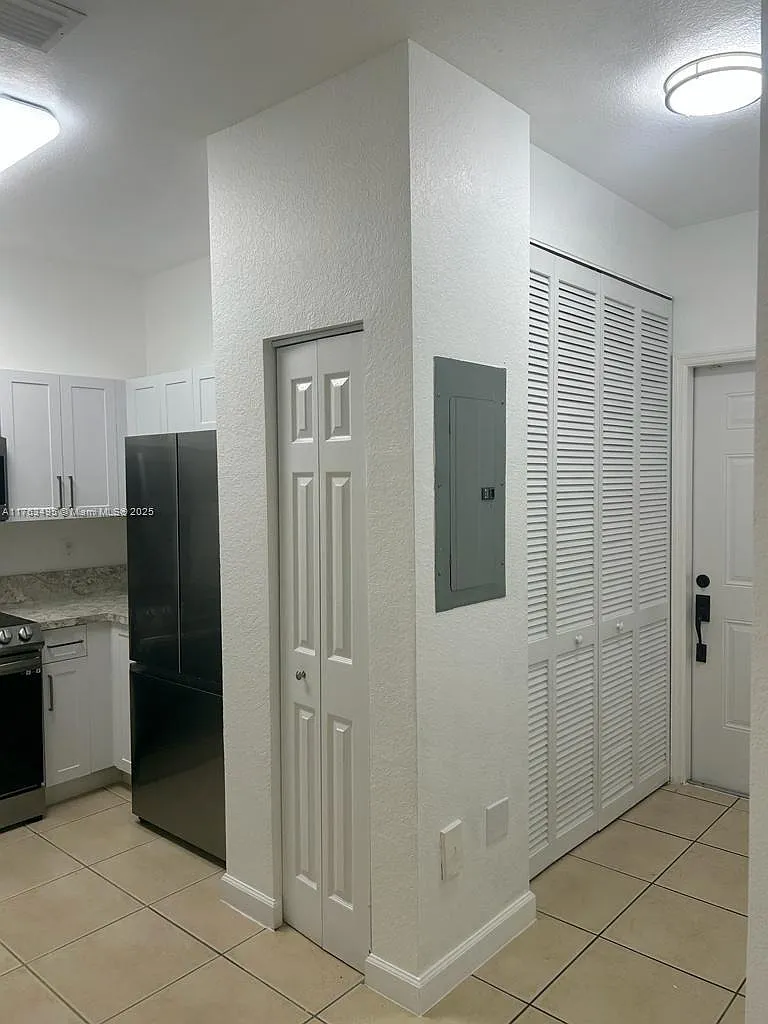 3 bed, 1150 sqft, $2,400 — Photo 4