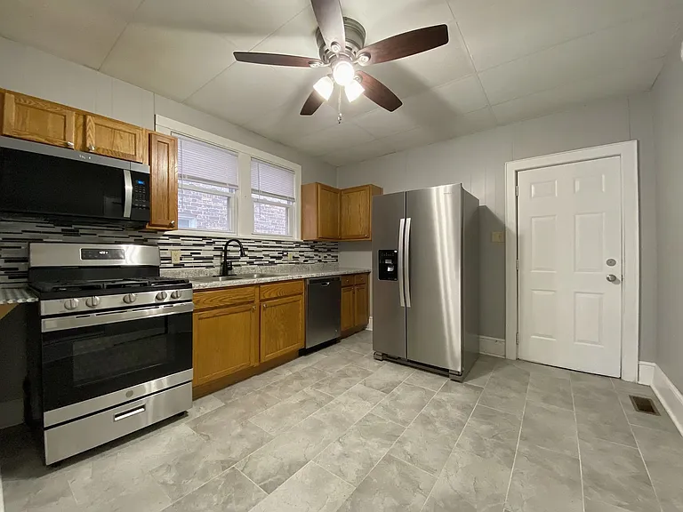 2240 White Oak Ave — Photo 9
