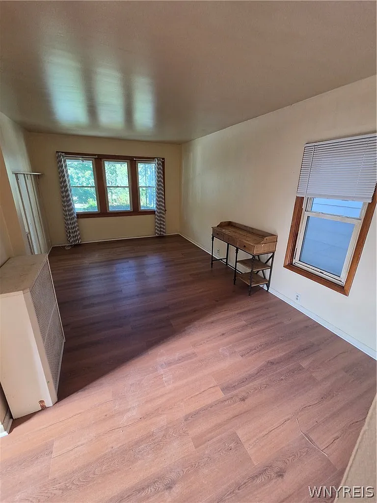 3 bed, 1.0 bath, 2352 sqft, $1,600 — Photo 4