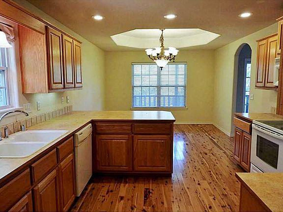 3rd image of 13 Brittany Ln