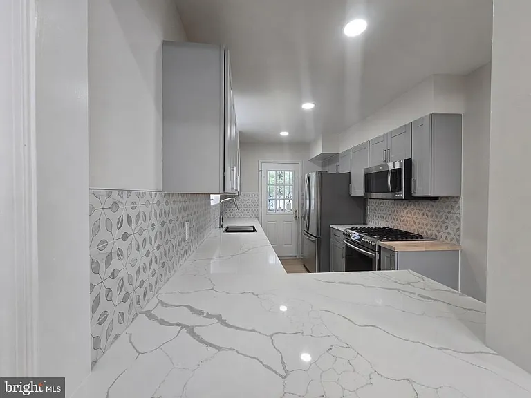 220 University Blvd E — Photo 3