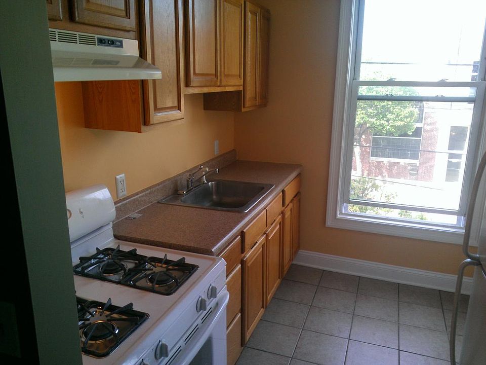 Nice Eat in Kitchen, tile floor gas stove, fridge