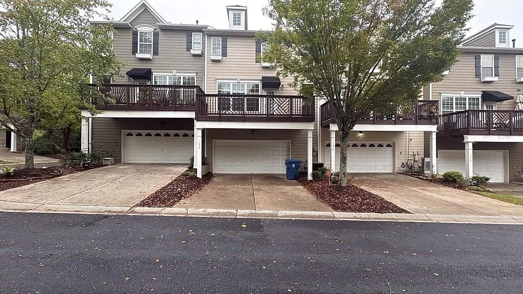 4 bed, 3.5 bath, 2448 sqft, $3,000 — Photo 2