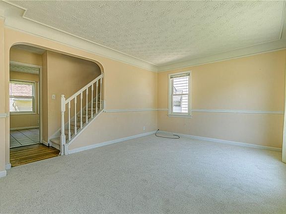 4th image of 370 E 264th St