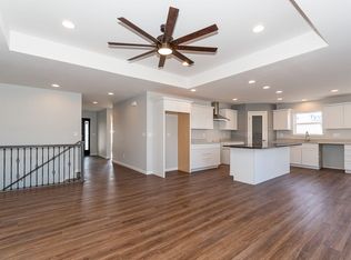 2090 Indian Creek Rd, Marion, IA 52302