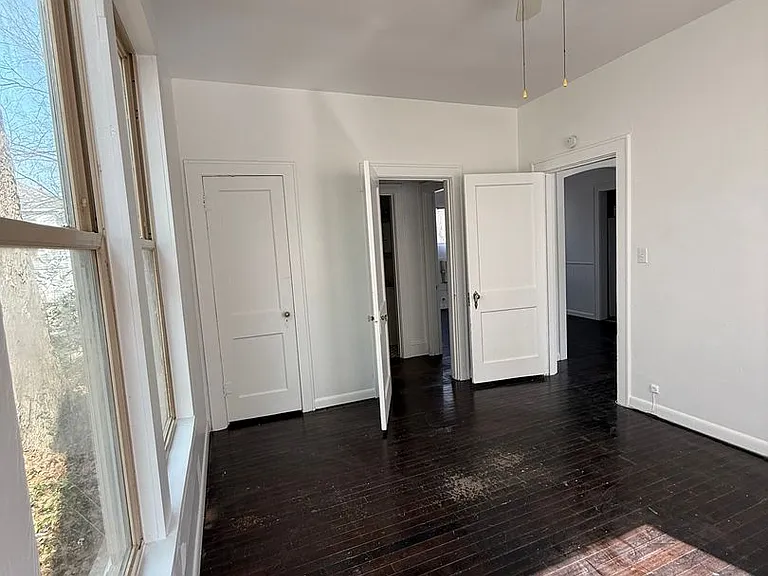 202 College St — Photo 3