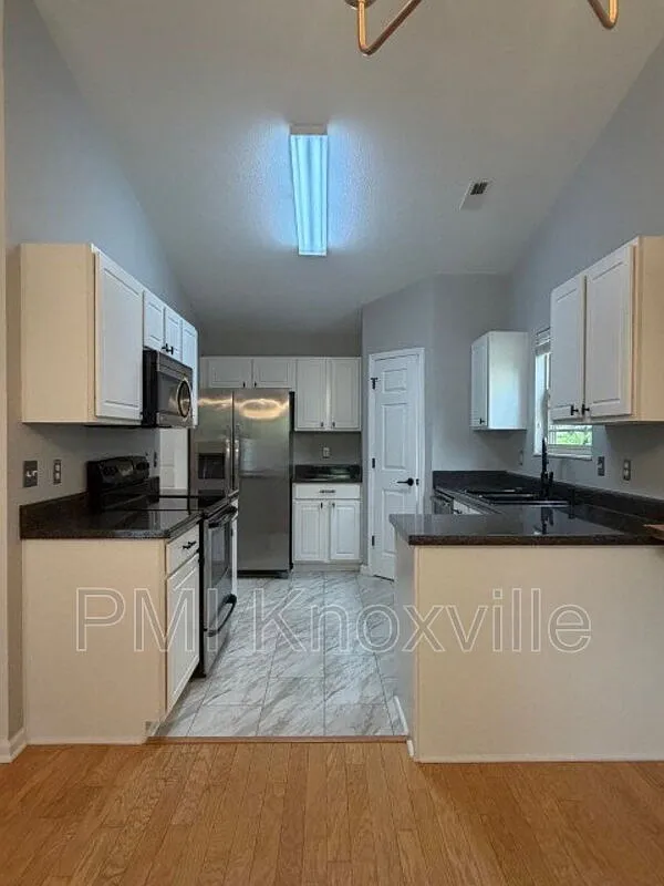 3 bed, 2.0 bath, 1260 sqft, $1,995 — Photo 3