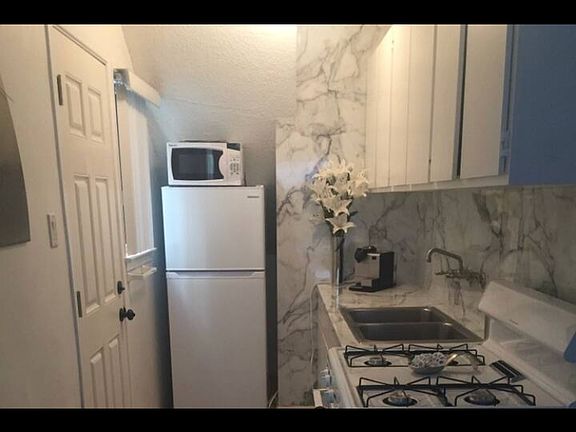 3rd image of 216 Kelp St