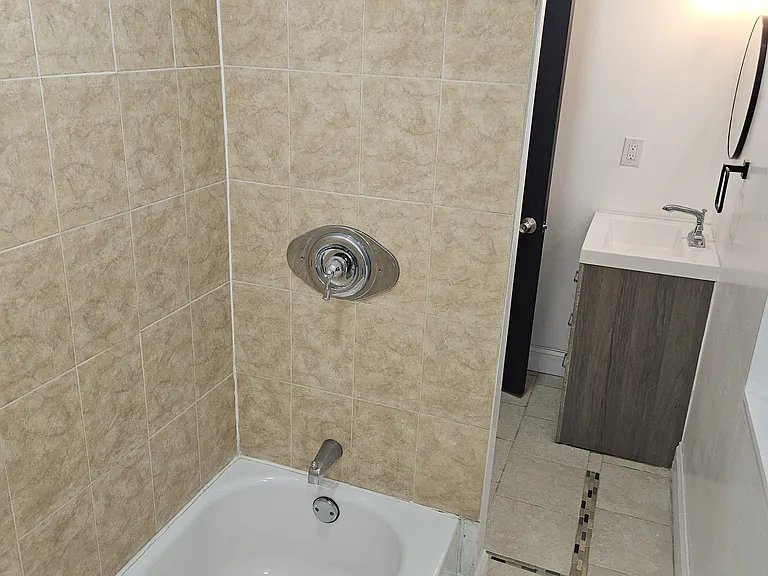 608 Homestead St #4 — Photo 4