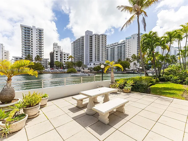2445 Lake Pancoast Dr #J — Photo 19