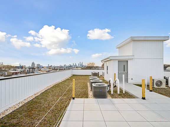 5th image of 1221 E Fletcher St #401