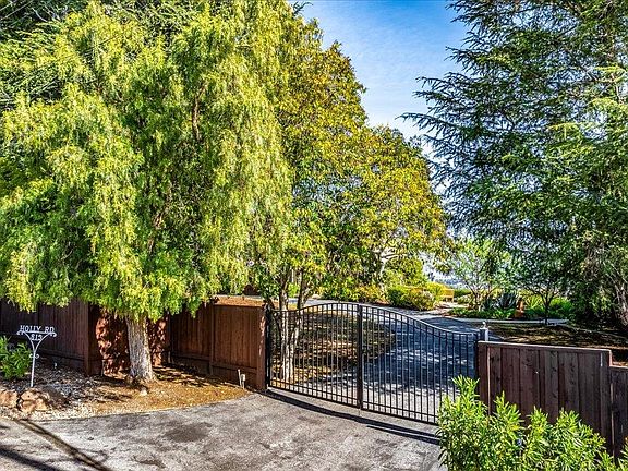 5th image of 819 Holly Rd