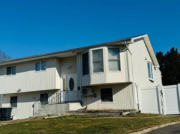 292 Concord St, Dix Hills, NY 11746