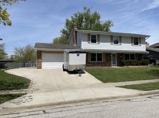 1708 Howlett Ln, Waukesha, WI 53186