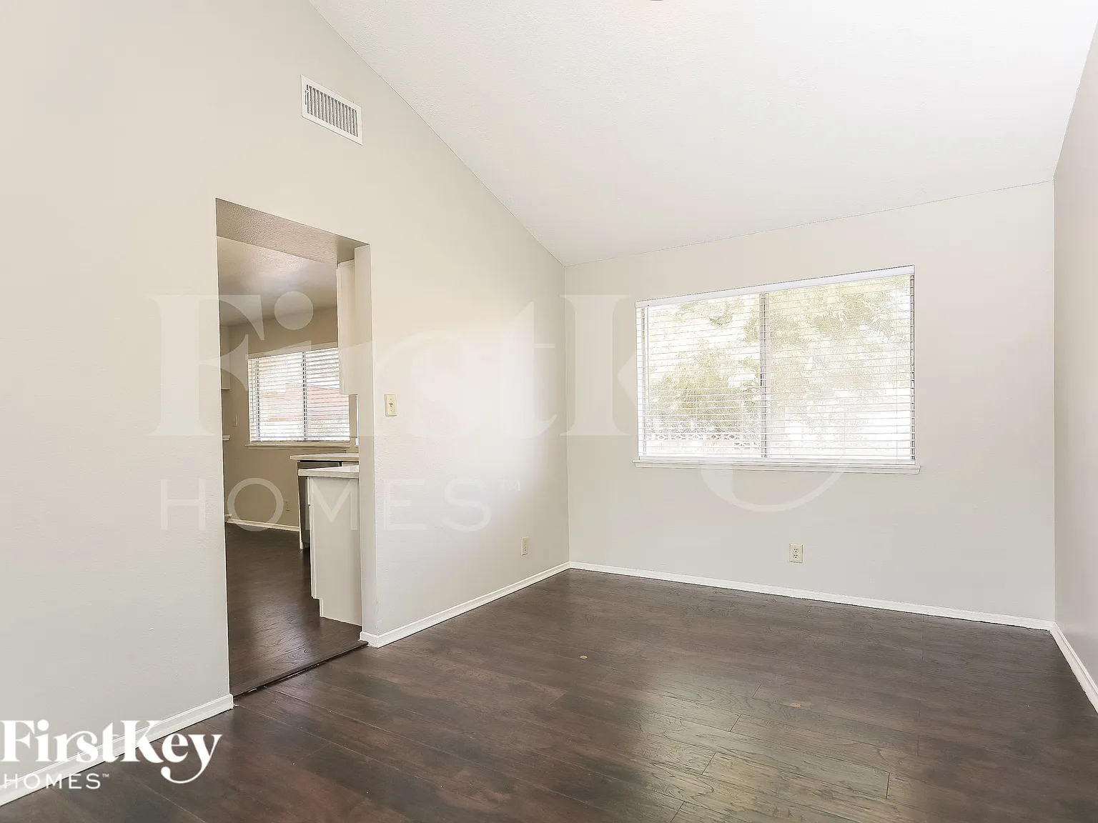 4 bed, 2.0 bath, 2128 sqft, $2,660 — Photo 4