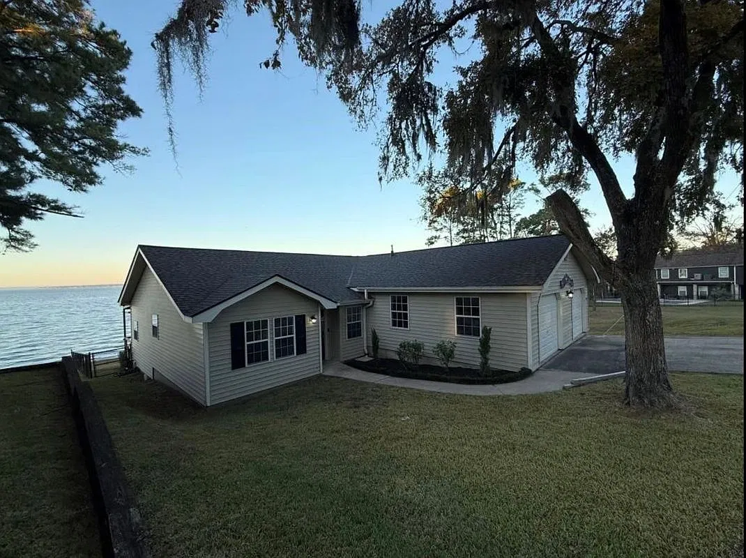 4 bed, 2.0 bath, 2007 sqft, $3,200 — Photo 2