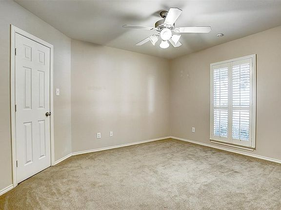 5th image of 934 E Heights Hollow Ln