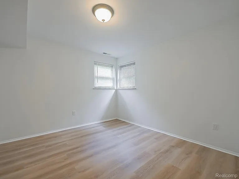 7580 Thornwood St — Photo 55
