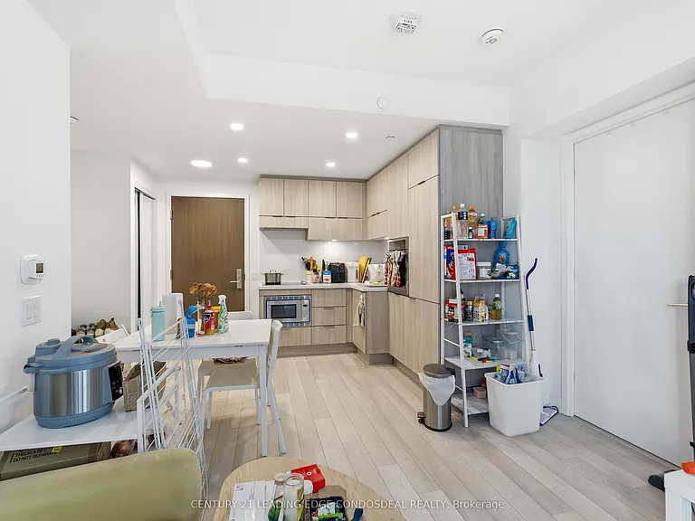 39 Roehampton Ave #807 — Photo 23
