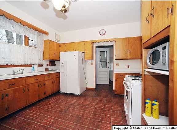 3rd image of 270 College Ave