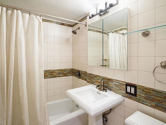 5th image of 315 E 65th St APT 5A