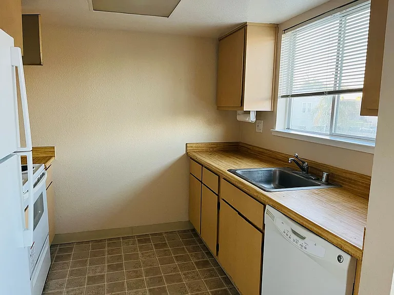 Nice and Cozy Upstairs Triplex Unit — Photo 6